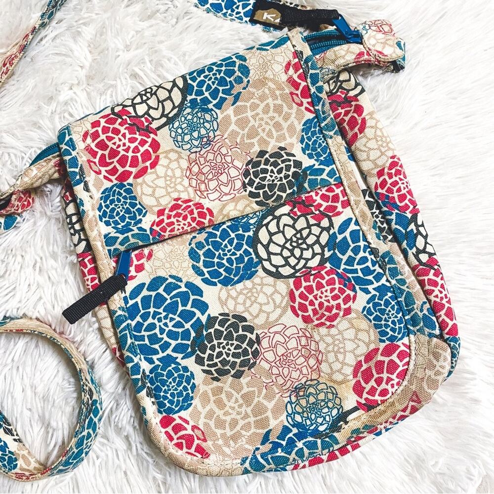 KAVU • Cream Floral Crossbody Outdoor Canvas Bag